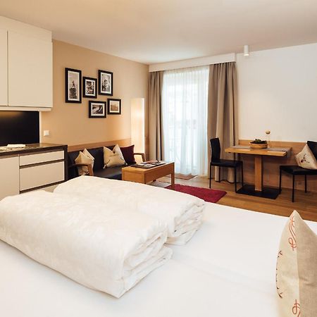 Schneeweiss Lifestyle - Apartments - Living Serfaus Værelse billede