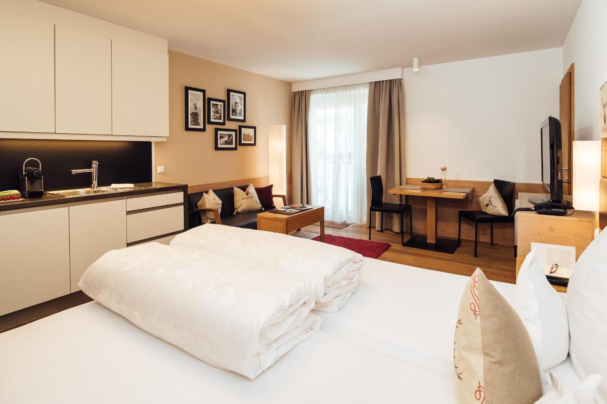Schneeweiss Lifestyle - Apartments - Living Serfaus Værelse billede