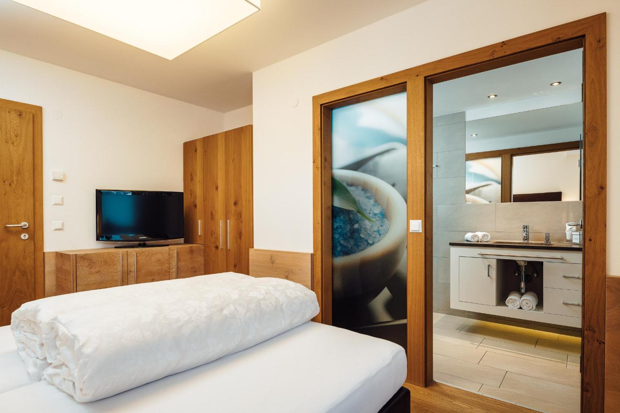 Schneeweiss Lifestyle - Apartments - Living Serfaus Værelse billede