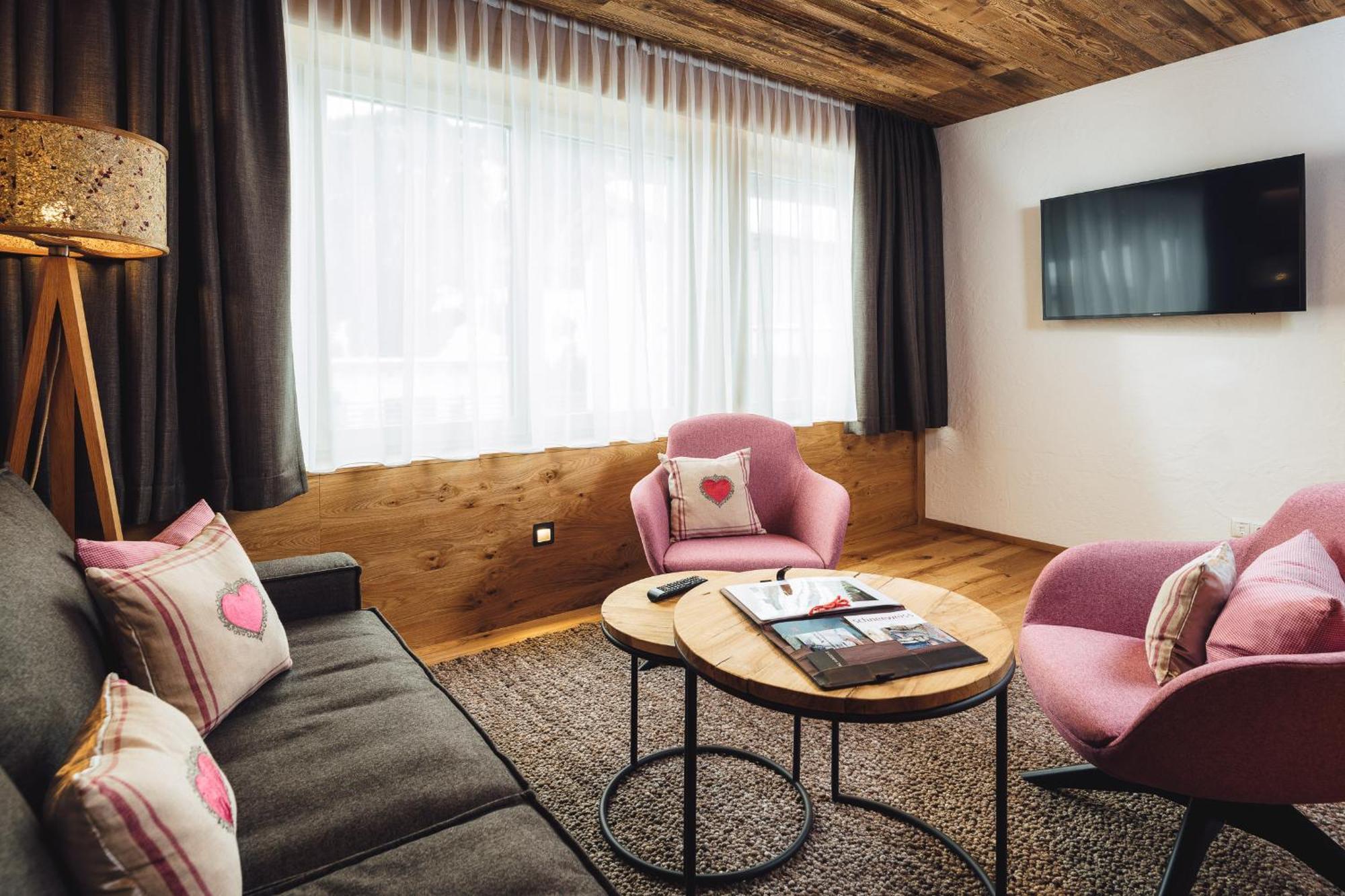 Schneeweiss Lifestyle - Apartments - Living Serfaus Værelse billede