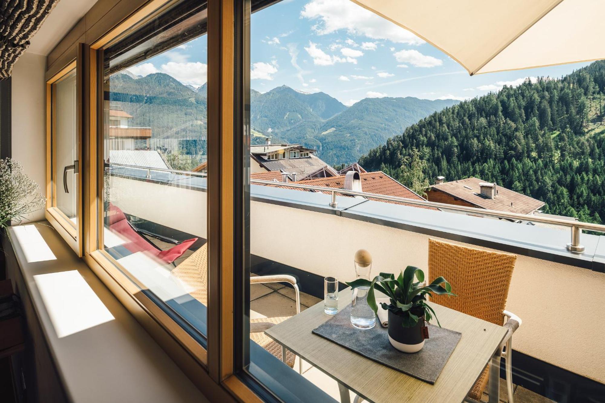 Schneeweiss Lifestyle - Apartments - Living Serfaus Værelse billede