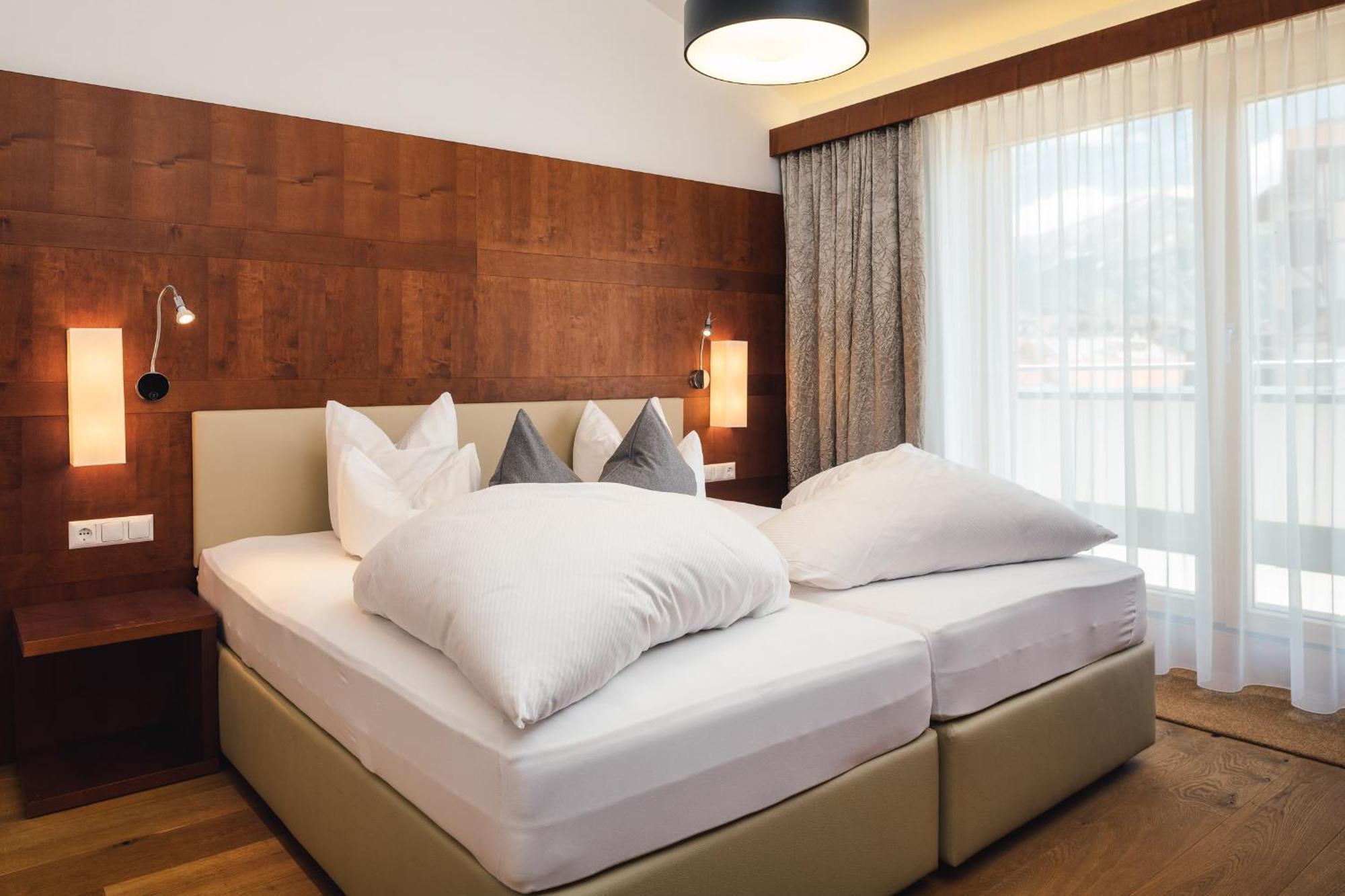Schneeweiss Lifestyle - Apartments - Living Serfaus Værelse billede